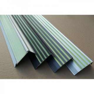 Photolumineszierende Treppenkante aus Aluminium